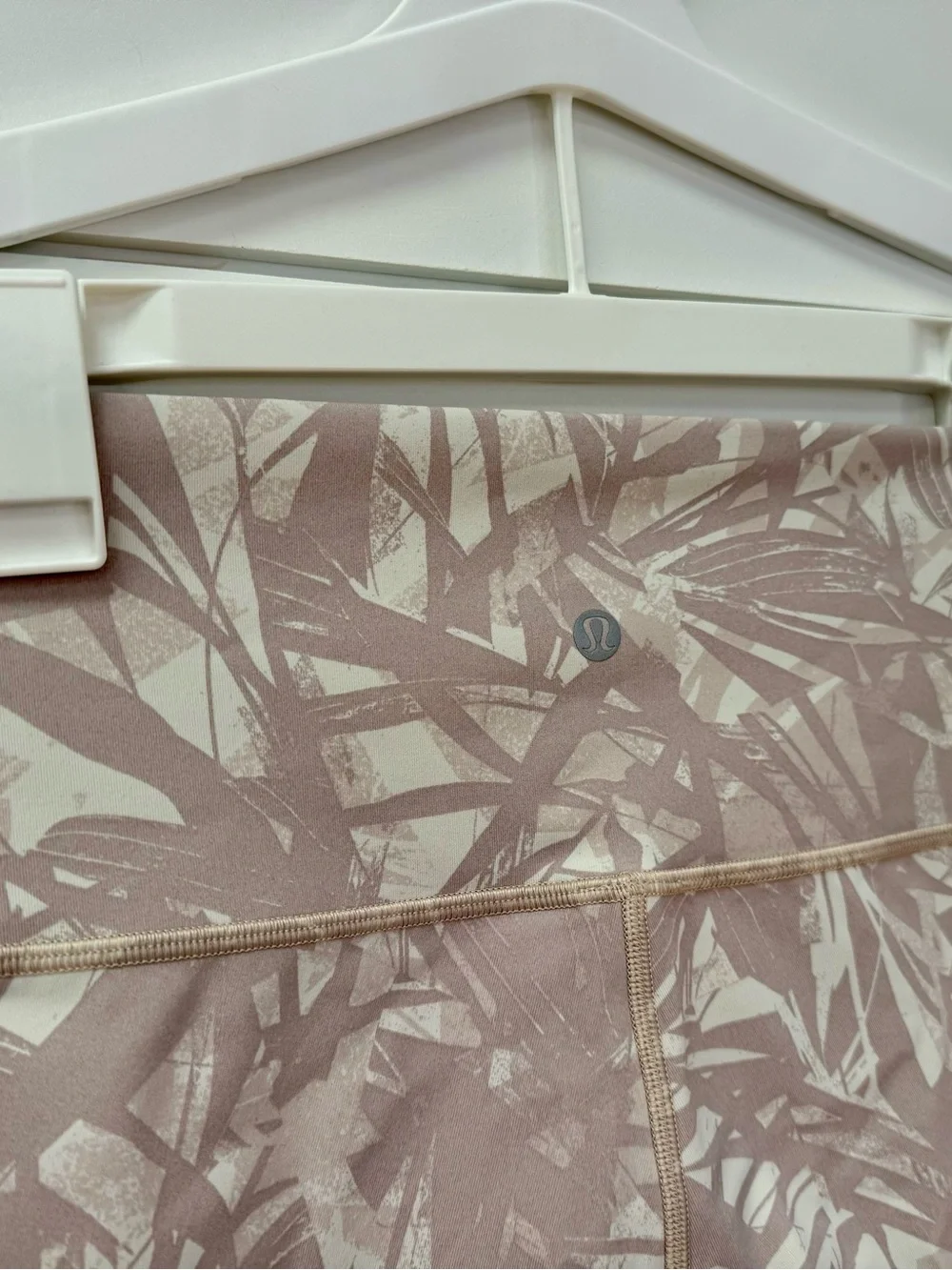 Lululemon Wunder Under HR 25” Luxtreme Shadow Leaf Light Ivory Muse Sz 6 NWOT